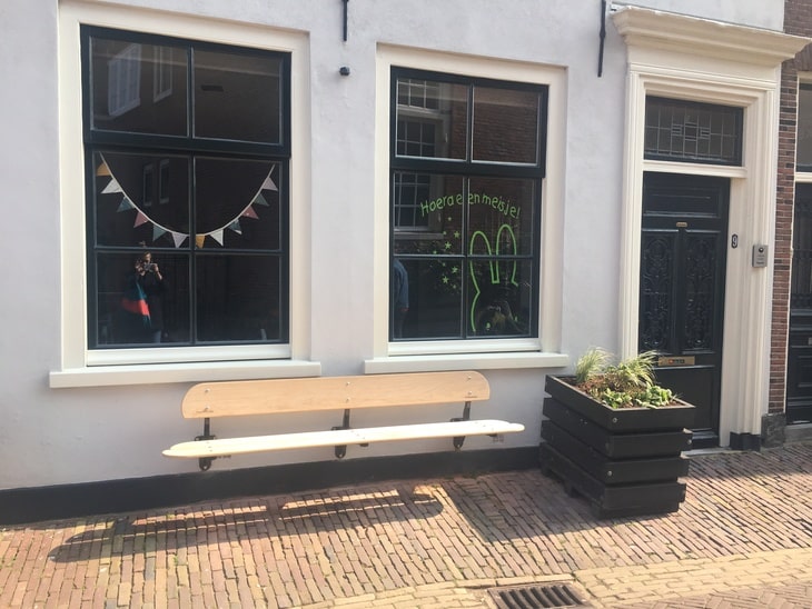 Nora's bankje in binnenstad van Haarlem, gevelbankjes particulier