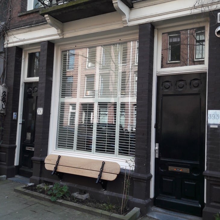Amsterbankje particulier aan gevel in de Amsterdamse Pijp