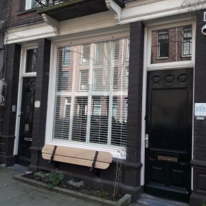 gevelbank van Amsterbankje in de Amsterdamse Pijp