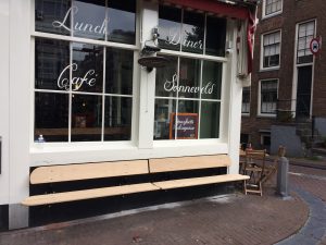gevelbanken van Amsterbankje bij cafe Sonneveld in de Amsterdamse Jordaan