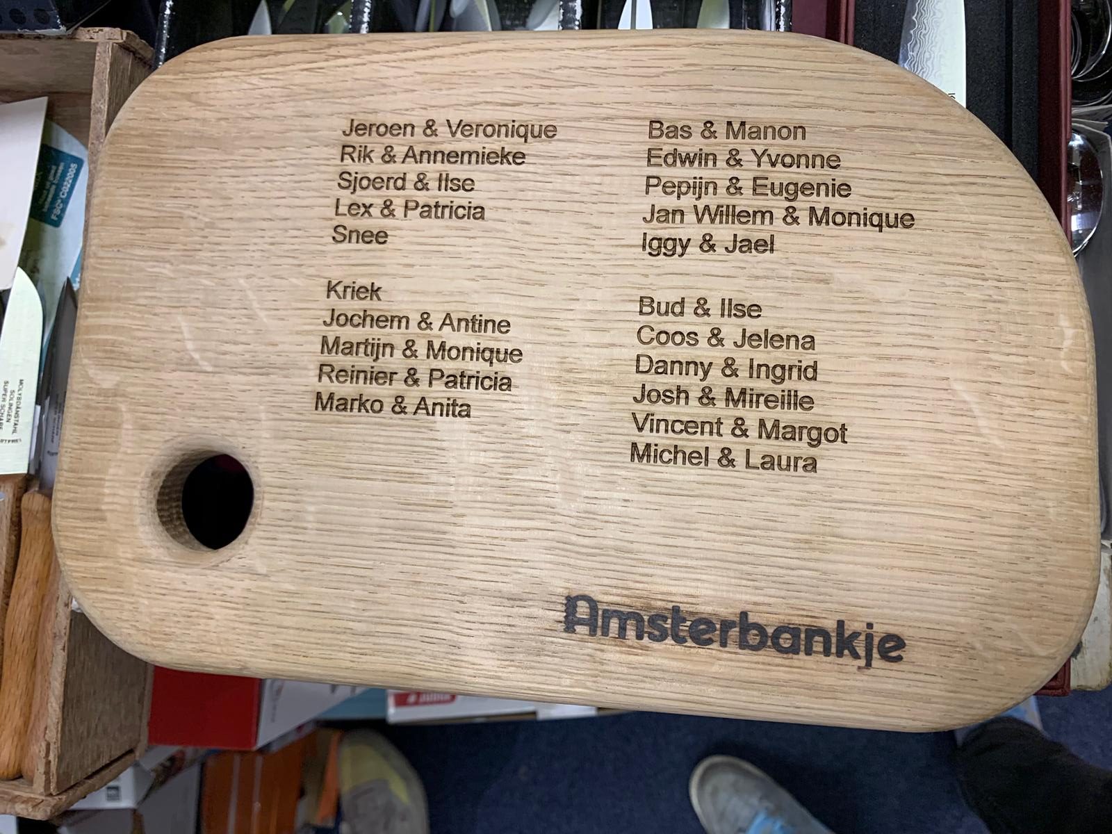 snijplank van Amsterbankje met alle namen van de cadeaugevers van het bankje