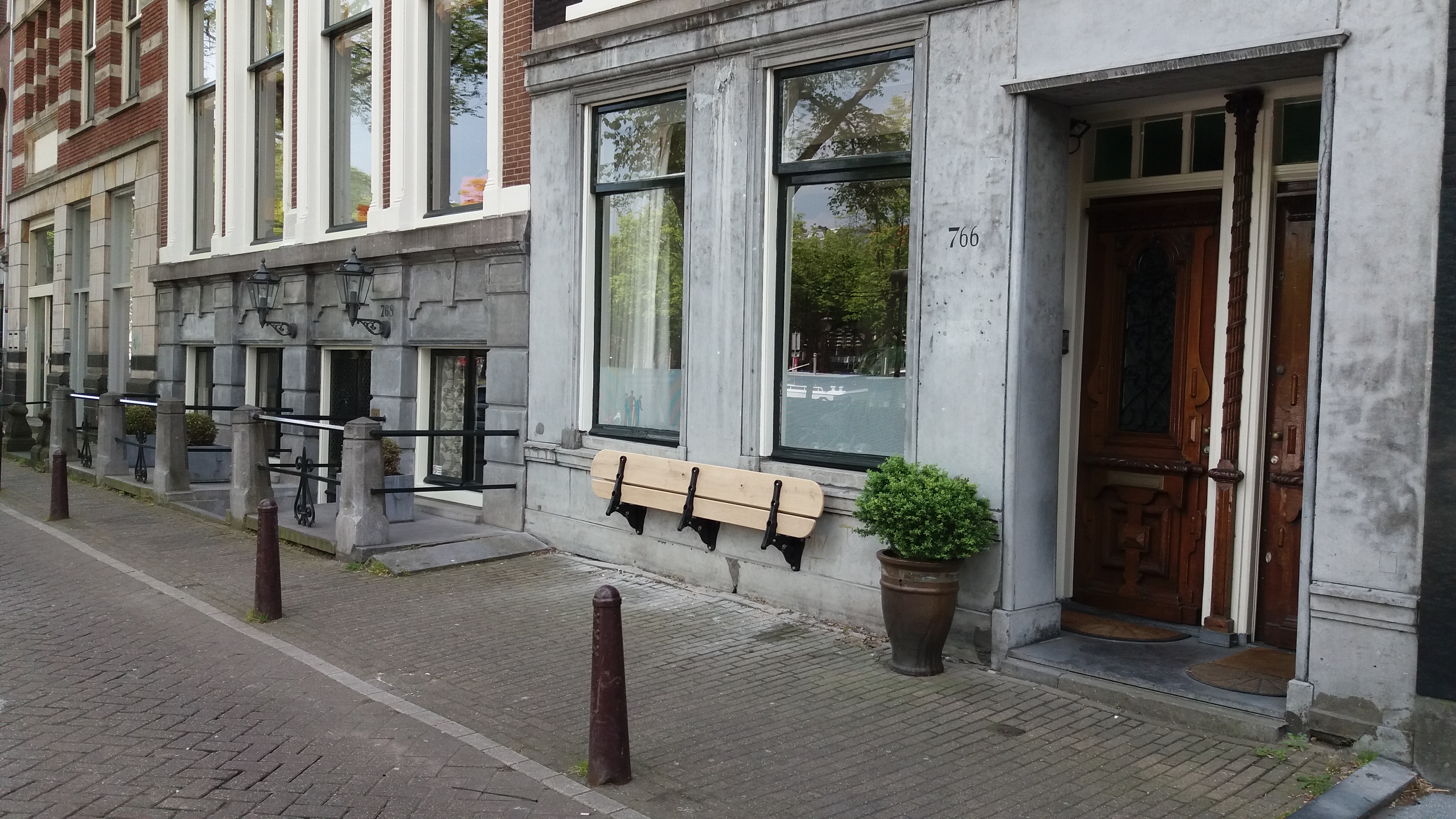 opgeklapt gevelbankje van 2,20 , aan Prinsengracht in Amsterdam, 