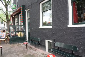 Cafe De Eland, bankje in grachtengroen