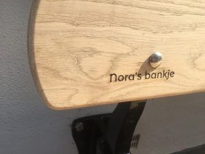 Nora's bankje gepersonaliseerd